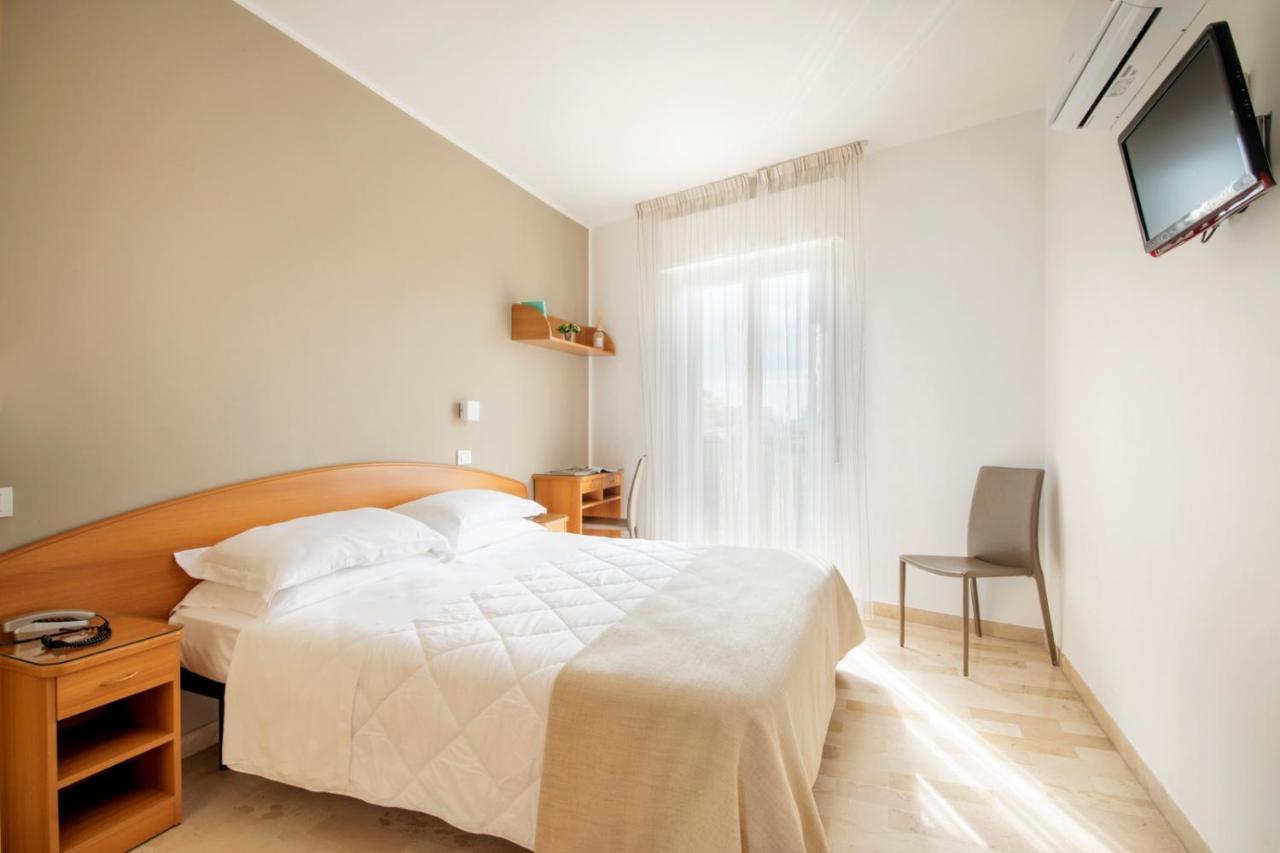 Hotel Bernard San Benedetto del Tronto Bagian luar foto