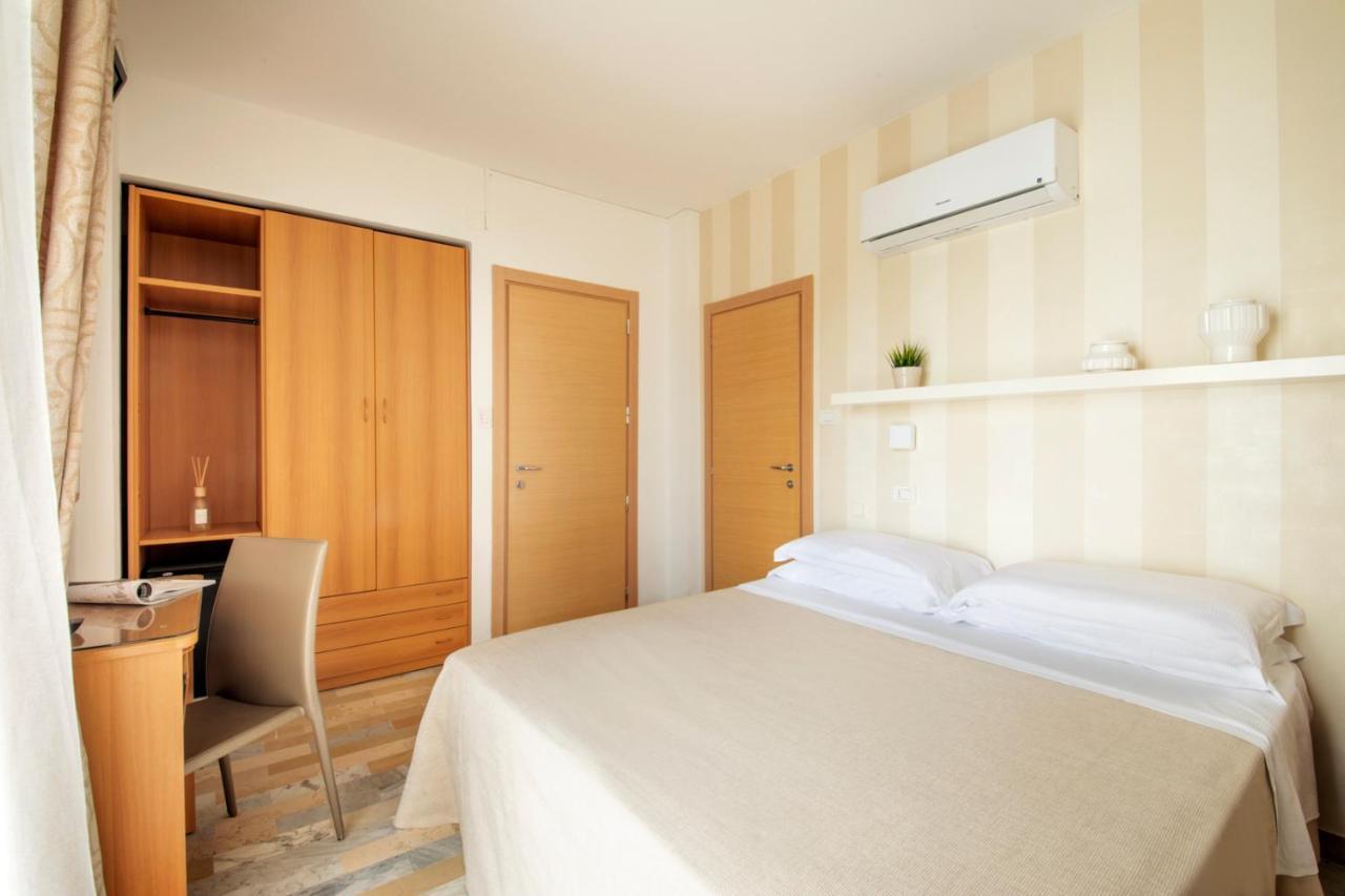 Hotel Bernard San Benedetto del Tronto Bagian luar foto