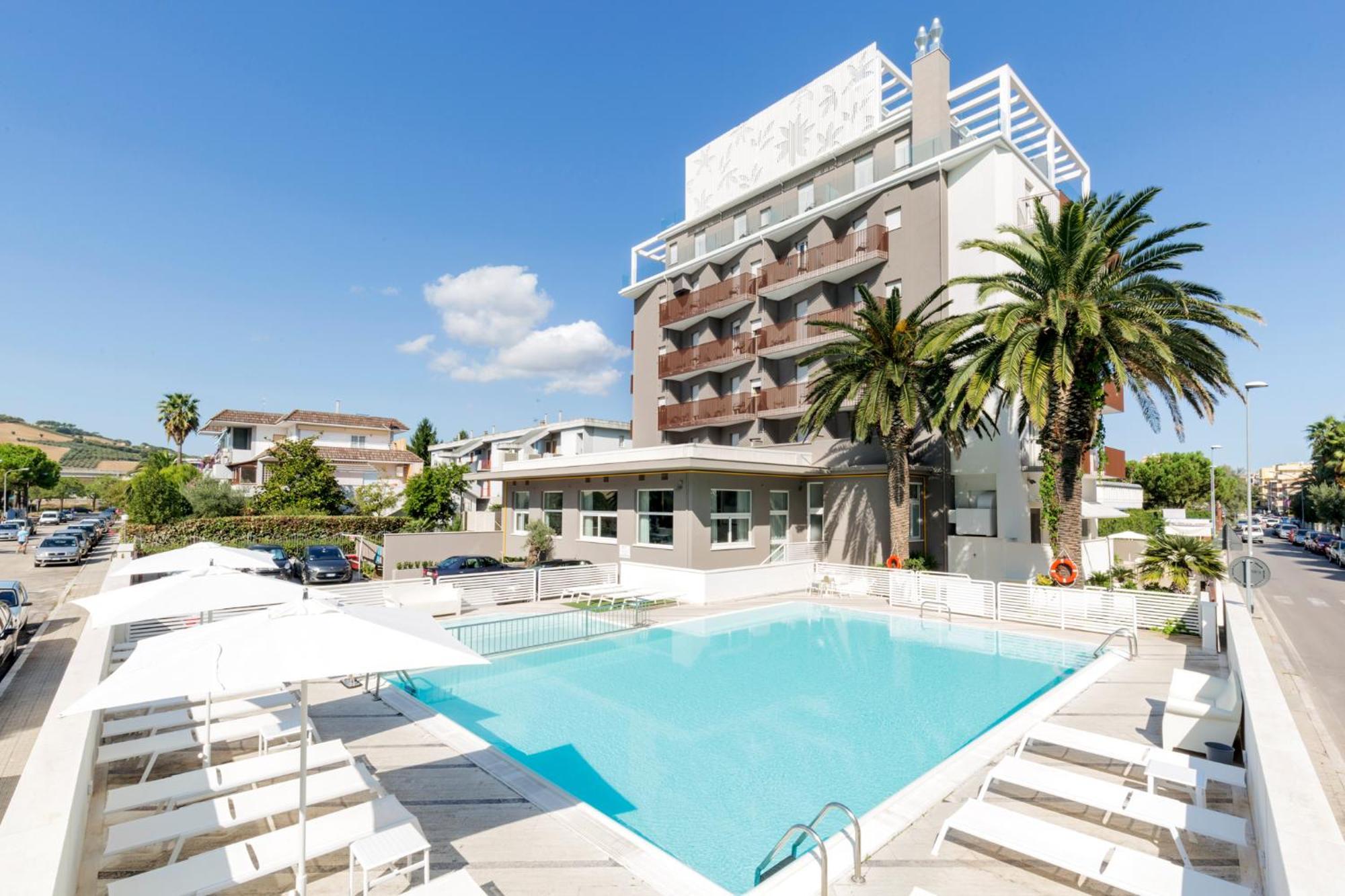 Hotel Bernard San Benedetto del Tronto Bagian luar foto